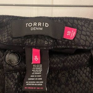 TORRID 18 Snakeskin Denim Jeggings
